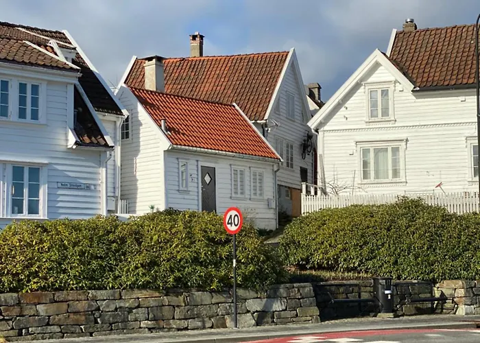 Feriehus Unique 200-year Old Tiny House In Old Town Stavanger