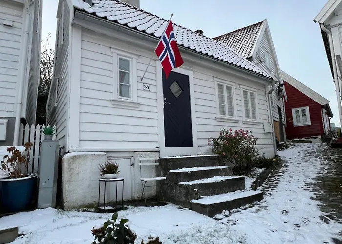 Unique 200-year Old Tiny House In Old Town Feriehus